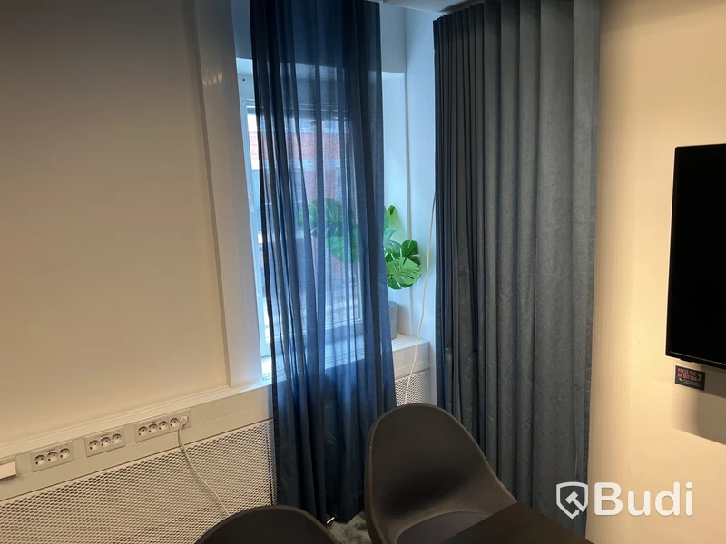 5 st gardiner blå i olika längd, 2 griffeltavlor, 1 grön tavla, 1 lampa och 1 plastväxt
