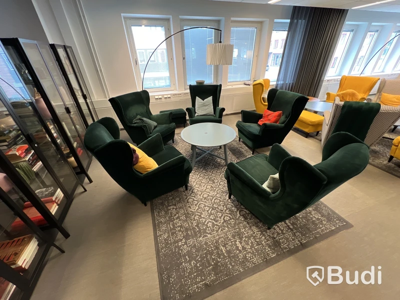 Bord, 5 st fåtöljer, 1 fotpall, 1 matta lampa
