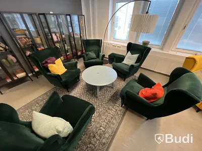 Bord, 5 st fåtöljer, 1 fotpall, 1 matta lampa