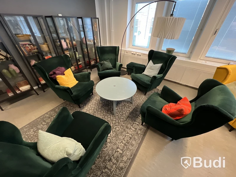 Bord, 5 st fåtöljer, 1 fotpall, 1 matta lampa