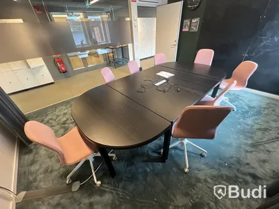 Konferensbord och 8 st rosa stolar