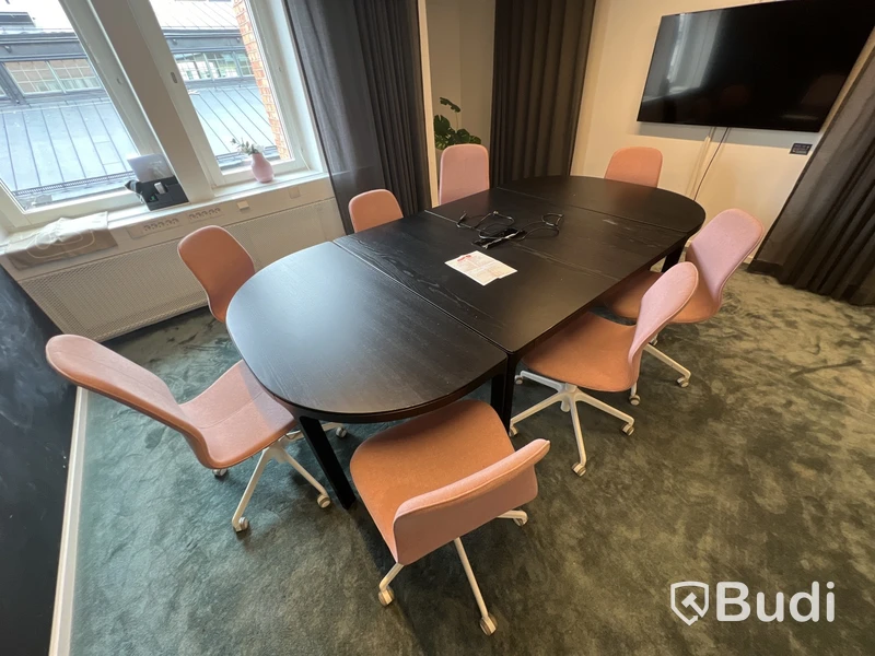 Konferensbord och 8 st rosa stolar