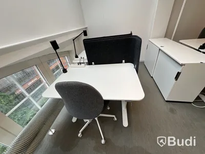 2 st höj- och sänkbara bord bekant ikea, 2 st kontorsstolar, 2 lampor och 2 väggskärmar