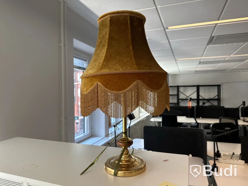 1 st Hylla bekant ikea och 1 lampa