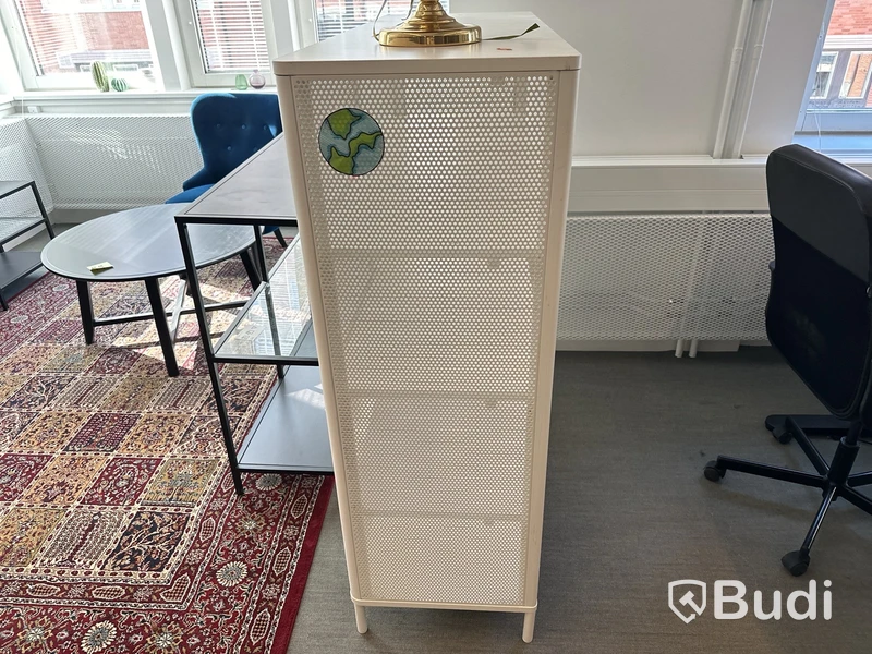 1 st Hylla bekant ikea och 1 lampa