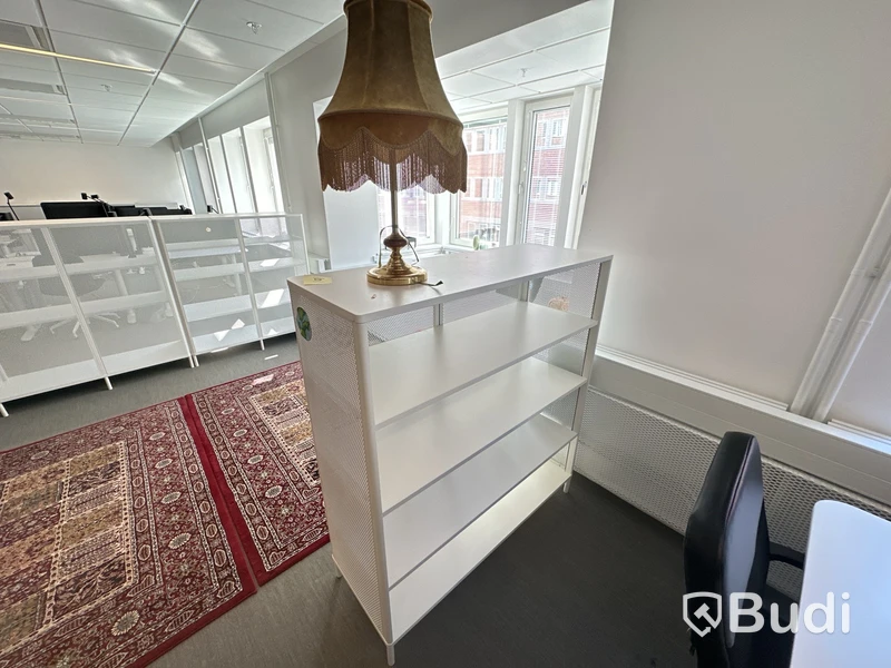 1 st Hylla bekant ikea och 1 lampa