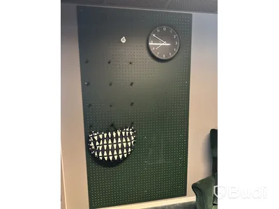 2 st fåtöljer, 1 bord, 1 grön tavla och 1 lampa