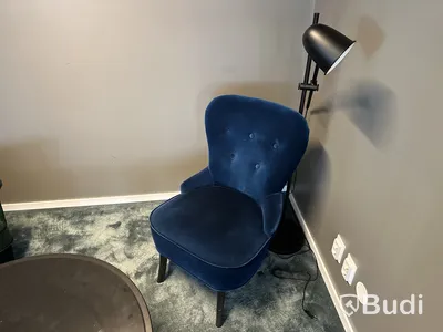 2 st fåtöljer, 1 bord, 1 grön tavla och 1 lampa