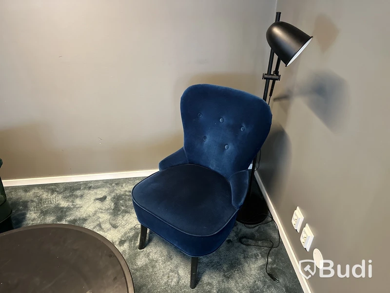2 st fåtöljer, 1 bord, 1 grön tavla och 1 lampa