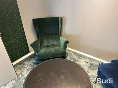 2 st fåtöljer, 1 bord, 1 grön tavla och 1 lampa