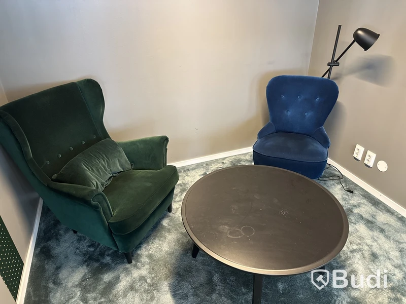 2 st fåtöljer, 1 bord, 1 grön tavla och 1 lampa
