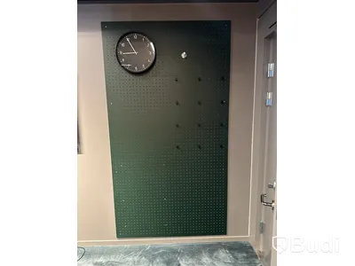 4 bord, 3 stolar och 1 grön tavla