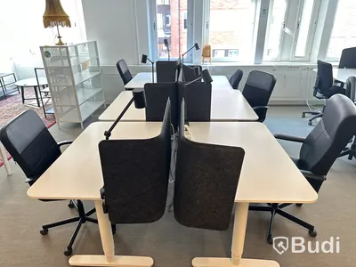 6 st höj- och sänkbara bord, 5 st kontorsstolar olika modeller, 6 st lampor och 6 st väggskärmar
