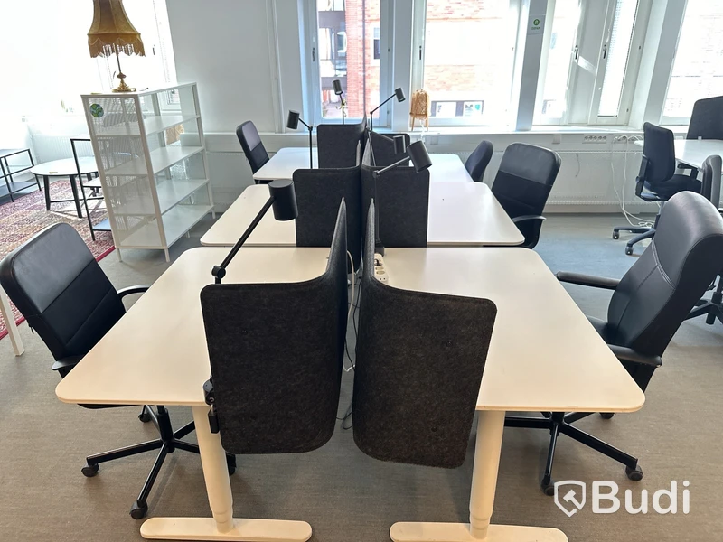6 st höj- och sänkbara bord, 5 st kontorsstolar olika modeller, 6 st lampor och 6 st väggskärmar