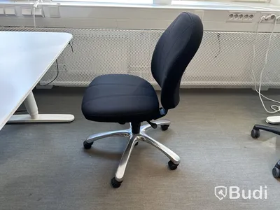 6 st höj- och sänkbara bord, 5 st kontorsstolar olika modeller, 6 st lampor och 6 st väggskärmar