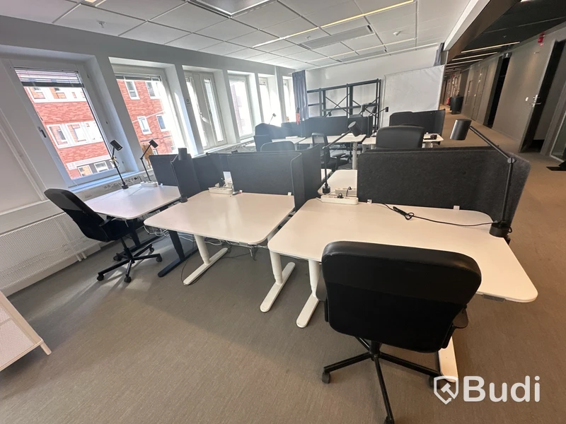 6 st höj- och sänkbara bord, 5 st kontorsstolar olika modeller, 6 st lampor och 6 st väggskärmar