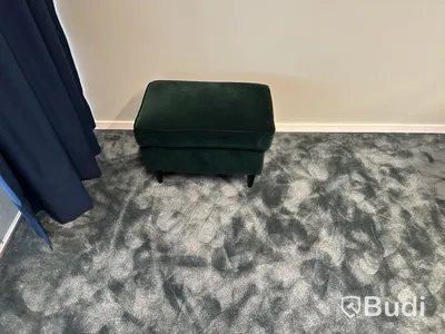 Bord, 4 loungestolar, 1 fotpall, 2 st blå gardiner, 1 st skåp och 1 lampa