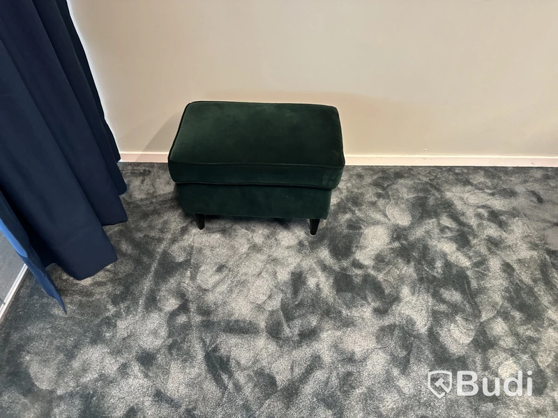 Bord, 4 loungestolar, 1 fotpall, 2 st blå gardiner, 1 st skåp och 1 lampa
