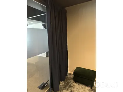 Bord, 4 loungestolar, 1 fotpall, 2 st blå gardiner, 1 st skåp och 1 lampa