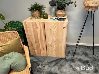 Bord, 4 loungestolar, 1 fotpall, 2 st blå gardiner, 1 st skåp och 1 lampa