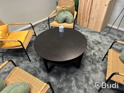 Bord, 4 loungestolar, 1 fotpall, 2 st blå gardiner, 1 st skåp och 1 lampa
