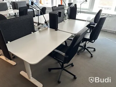 6 st höj- och sänkbara bord, 6 st kontorsstolar olika modeller, 6 st lampor och 6 st väggskärmar