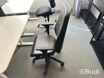 6 st höj- och sänkbara bord, 6 st kontorsstolar olika modeller, 6 st lampor och 6 st väggskärmar