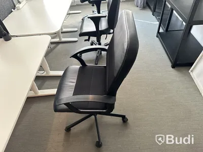 6 st höj- och sänkbara bord, 6 st kontorsstolar olika modeller, 6 st lampor och 6 st väggskärmar