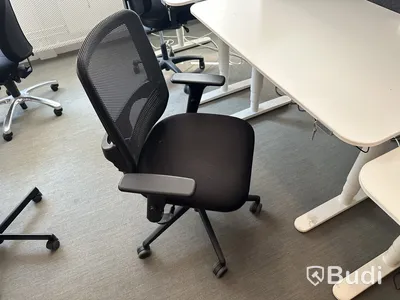 6 st höj- och sänkbara bord, 6 st kontorsstolar olika modeller, 6 st lampor och 6 st väggskärmar