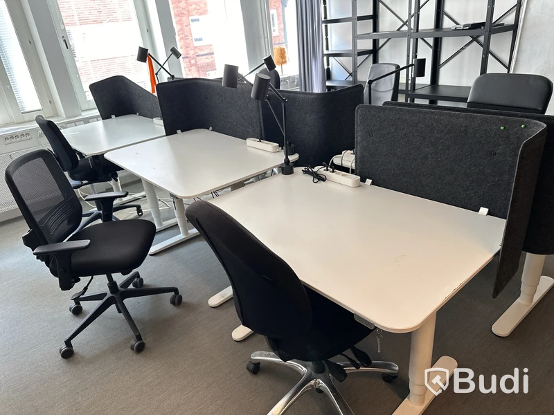 6 st höj- och sänkbara bord, 6 st kontorsstolar olika modeller, 6 st lampor och 6 st väggskärmar