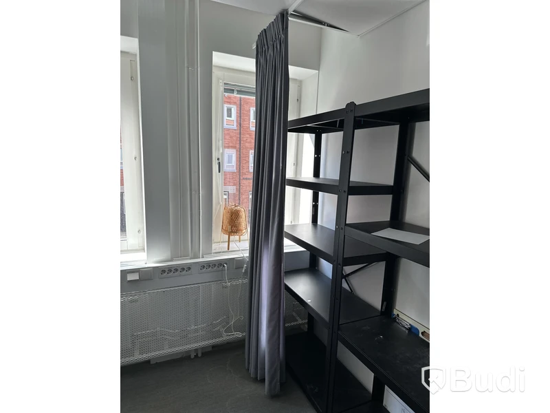 3 st hyllor och 1 st lila gardin