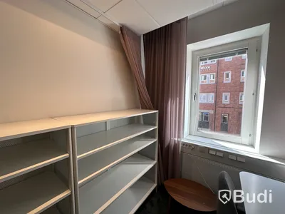 3 st Hylla bekant ikea och 5 st rosa gardiner i olika längd