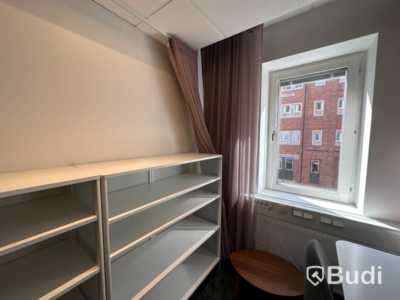 3 st Hylla bekant ikea och 5 st rosa gardiner i olika längd