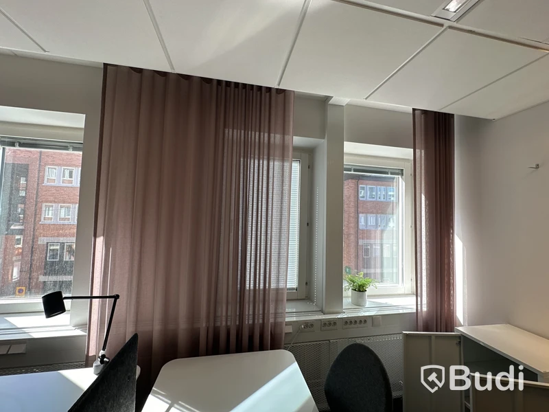 3 st Hylla bekant ikea och 5 st rosa gardiner i olika längd