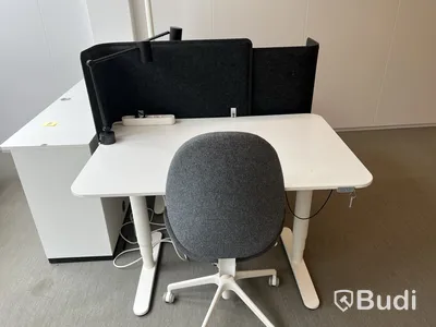 2 st höj- och sänkbara bord bekant ikea, 2 st kontorsstolar, 2 lampor och 2 väggskärmar
