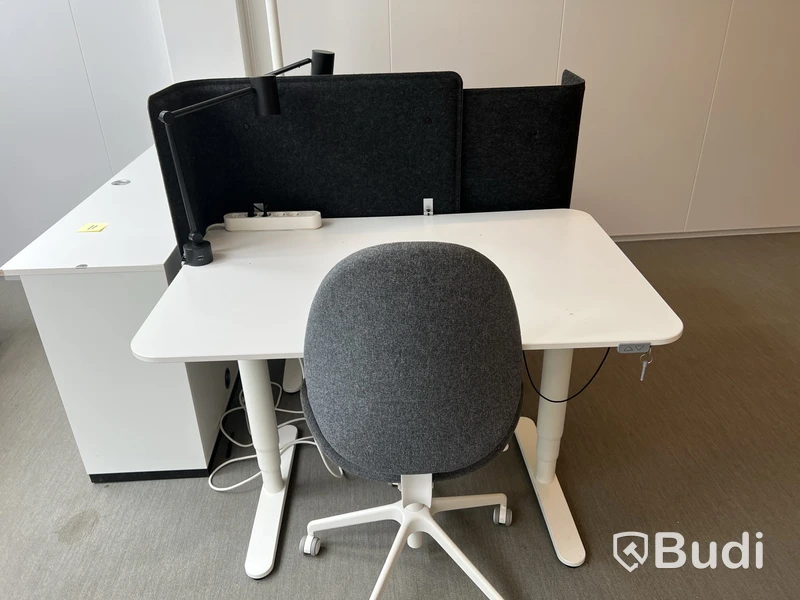 2 st höj- och sänkbara bord bekant ikea, 2 st kontorsstolar, 2 lampor och 2 väggskärmar