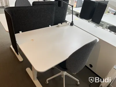 2 st höj- och sänkbara bord bekant ikea, 2 st kontorsstolar, 2 lampor och 2 väggskärmar