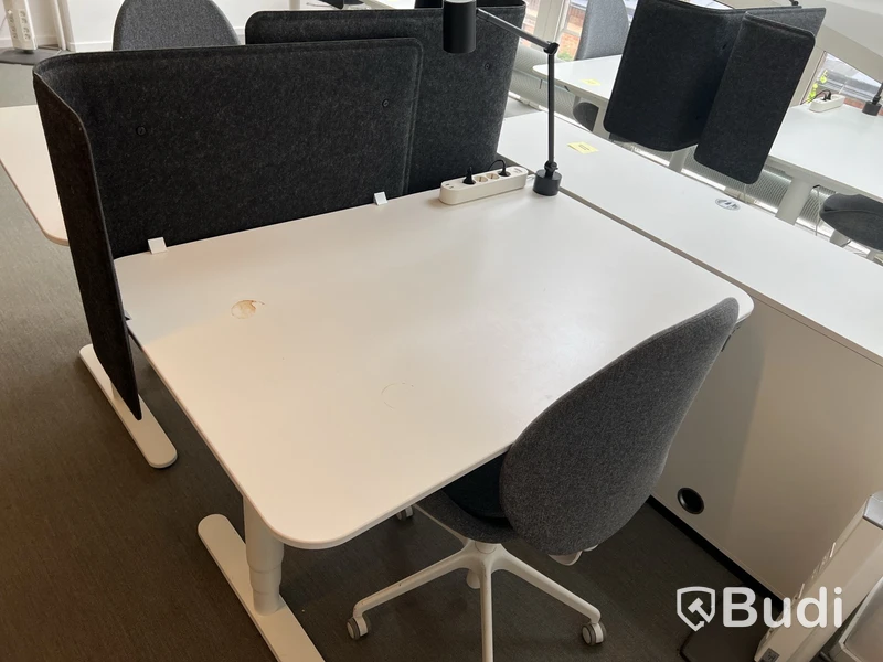 2 st höj- och sänkbara bord bekant ikea, 2 st kontorsstolar, 2 lampor och 2 väggskärmar