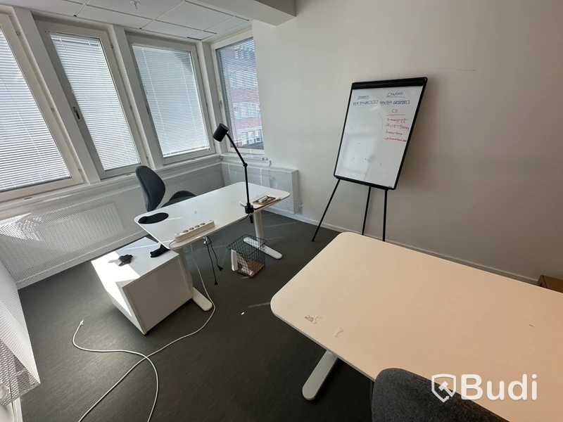 3 st höj-och sänkbara bord, 3 st kontorsstolar, 1 st väggskärm, 1 st whiteboard, 1 hurts och 1 st lampa