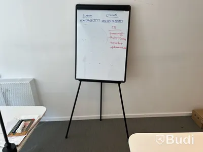 3 st höj-och sänkbara bord, 3 st kontorsstolar, 1 st väggskärm, 1 st whiteboard, 1 hurts och 1 st lampa