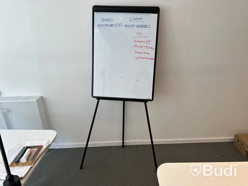 3 st höj-och sänkbara bord, 3 st kontorsstolar, 1 st väggskärm, 1 st whiteboard, 1 hurts och 1 st lampa