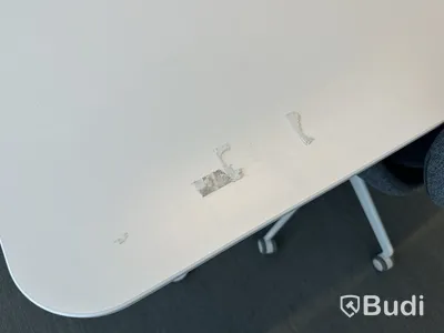 3 st höj-och sänkbara bord, 3 st kontorsstolar, 1 st väggskärm, 1 st whiteboard, 1 hurts och 1 st lampa