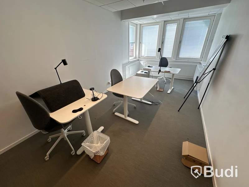 3 st höj-och sänkbara bord, 3 st kontorsstolar, 1 st väggskärm, 1 st whiteboard, 1 hurts och 1 st lampa