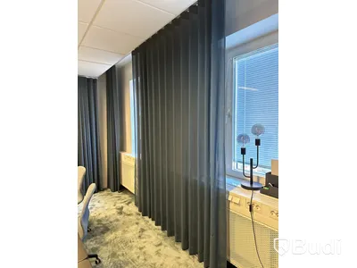 5 st blå gardiner i olika längd, 2 st svarta gardiner och 1 whiteboard