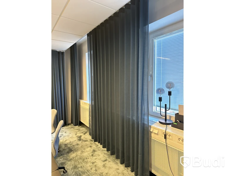 5 st blå gardiner i olika längd, 2 st svarta gardiner och 1 whiteboard