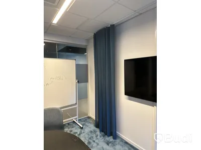 5 st blå gardiner i olika längd, 2 st svarta gardiner och 1 whiteboard