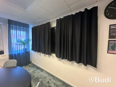 5 st blå gardiner i olika längd, 2 st svarta gardiner och 1 whiteboard