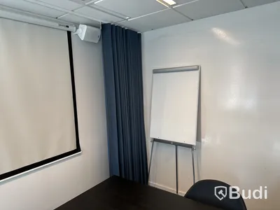 5 st blå gardiner, 2 svarta gardiner och 1 whiteboard