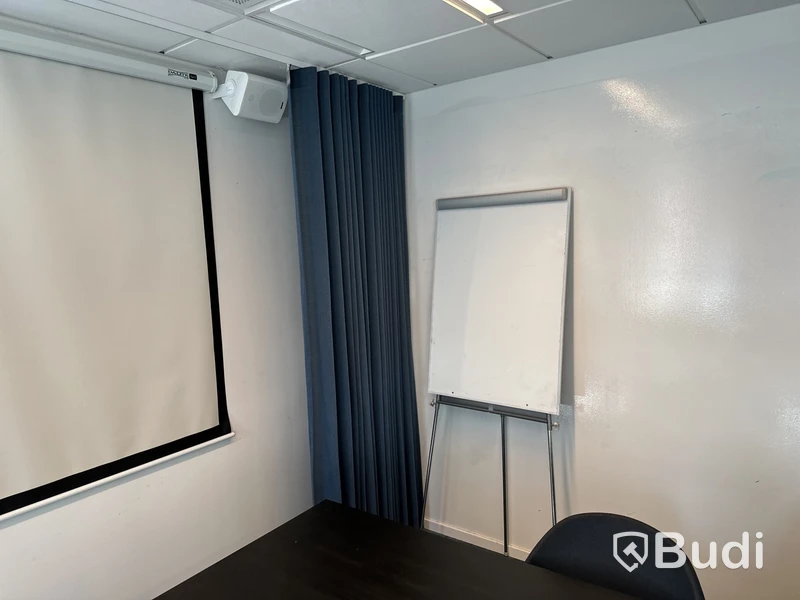 5 st blå gardiner, 2 svarta gardiner och 1 whiteboard