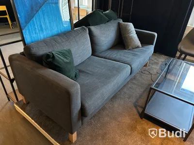 1 soffa, 1 bord och 4 fåtöljer